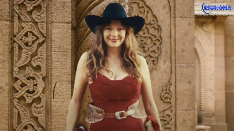 Visual chart explaining Kaitlin Butts net worth with income from tours, streaming, and brand deals